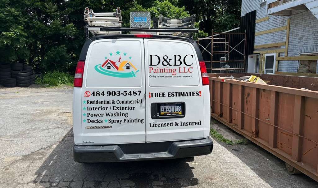 Furgoneta blanca con el logotipo 