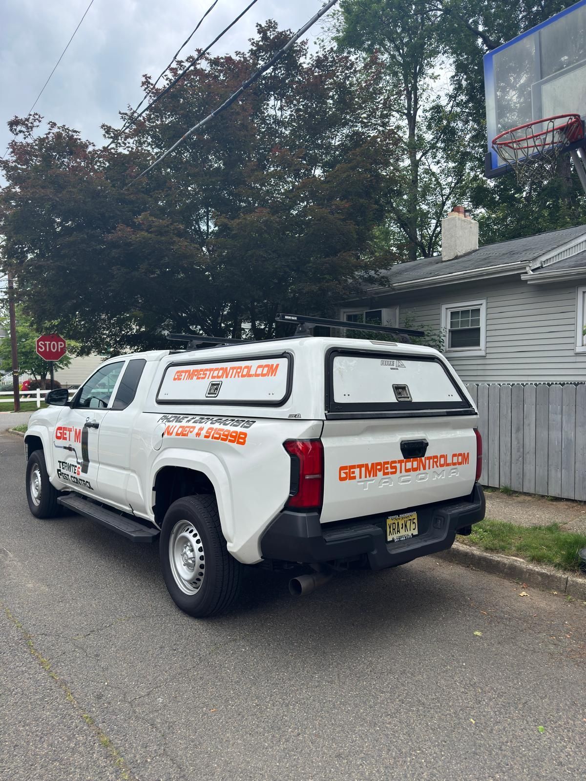 SUV de color blanco con logo