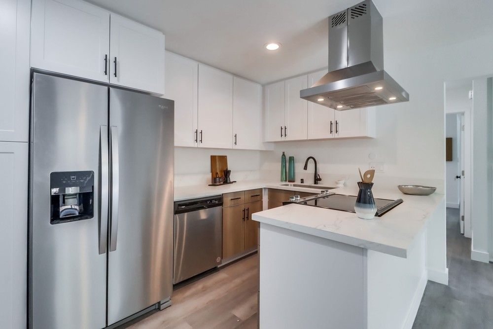 Photo showing a luxurious kitchen with a u-shaped structure