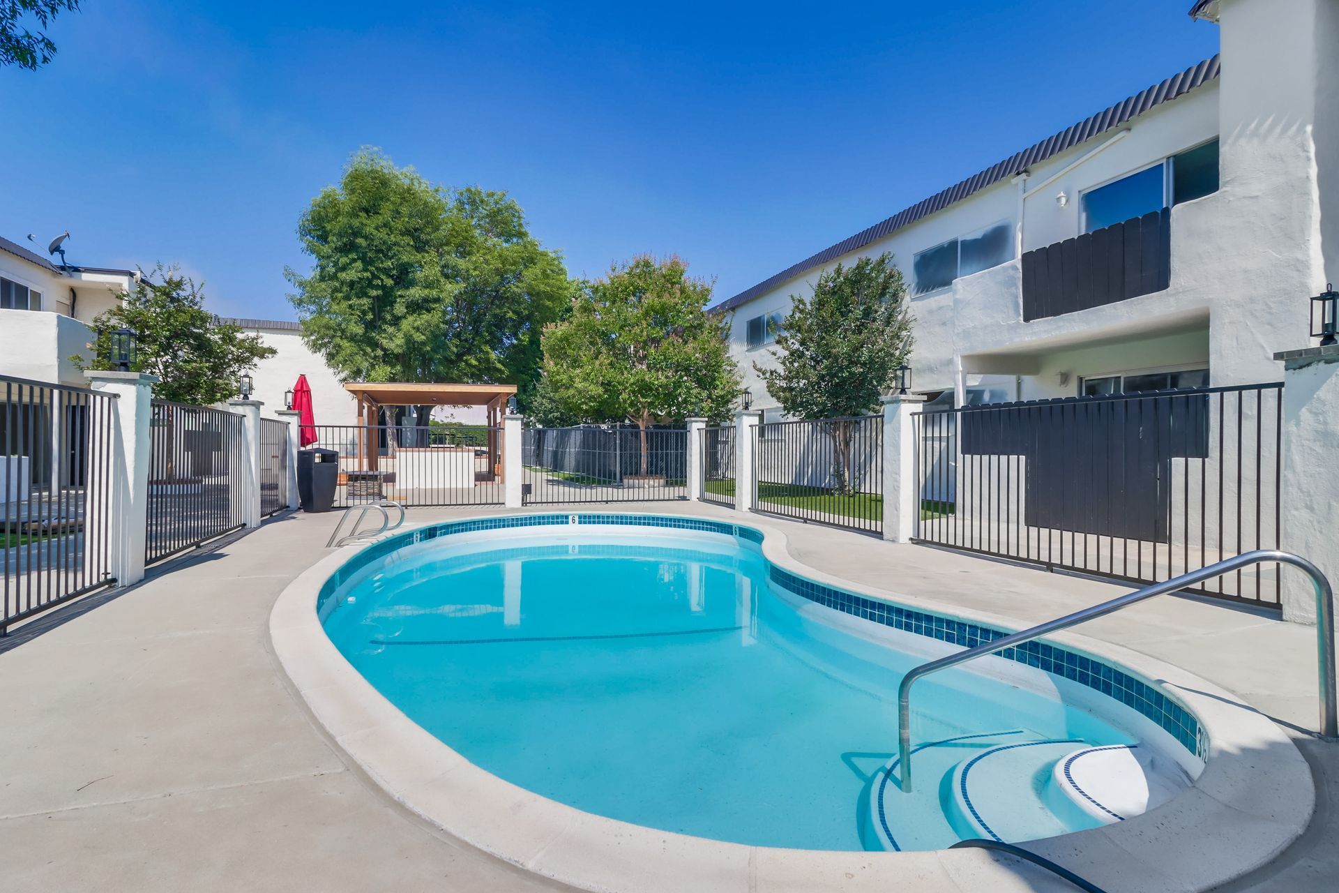 Photo showing a bean-shaped pool