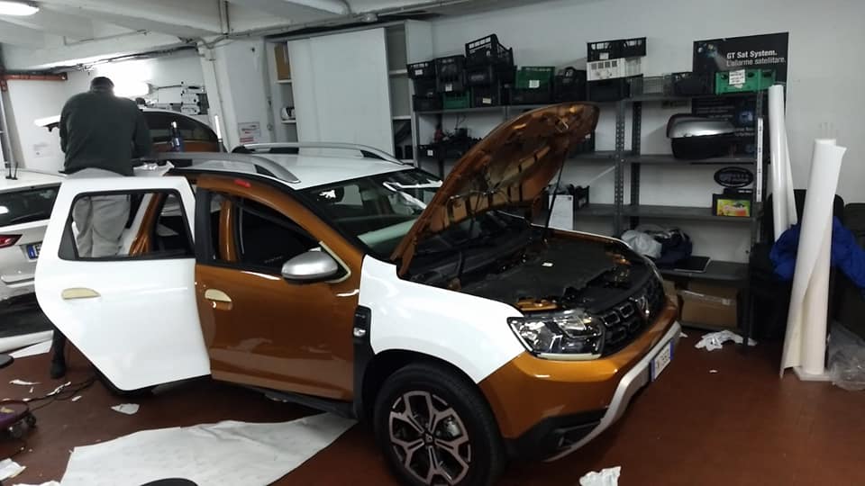 lavoro di applicazione delle pellicole