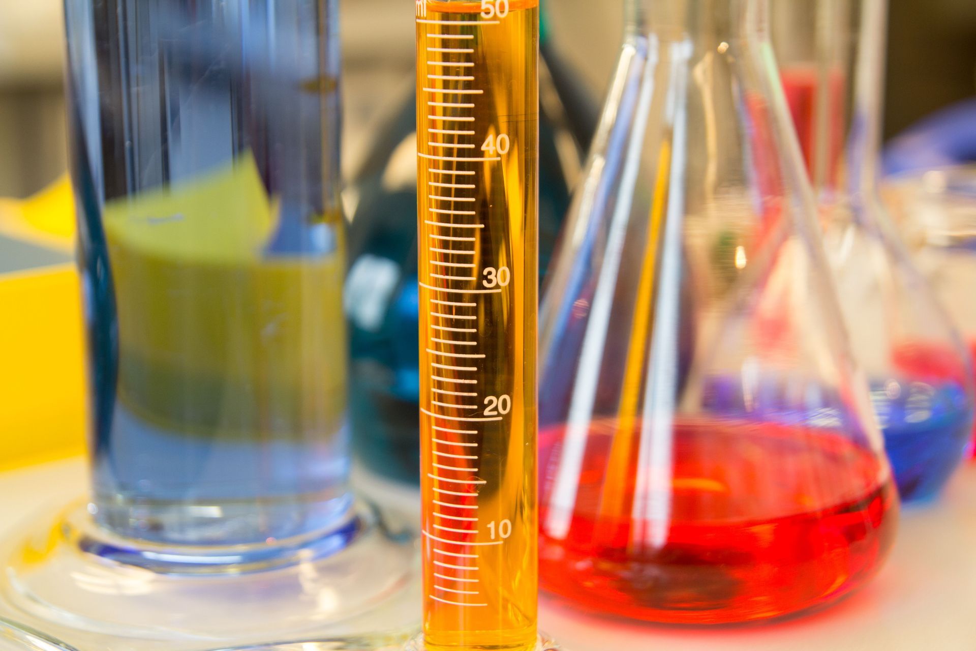 Zwei Chemielaboranten arbeiten im Labor