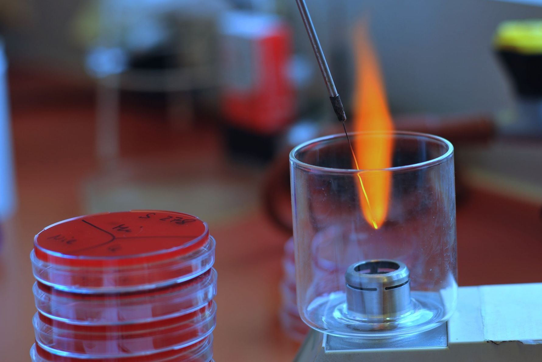 Drei Chemielaboranten werten Laborergebnisse am Computer aus