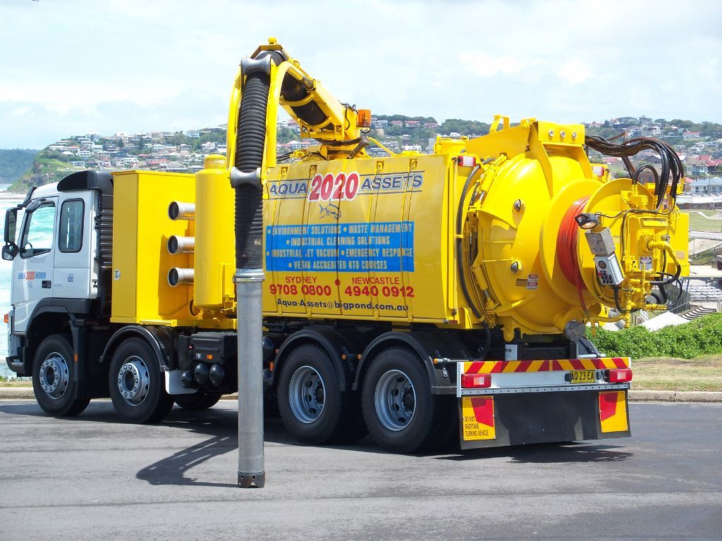 A unit capable of high pressure water jetting and vacuum loading.