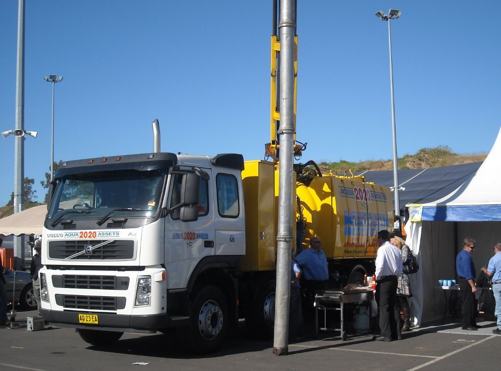 Demonstrating the extension capability of a combination jet-vac unit.