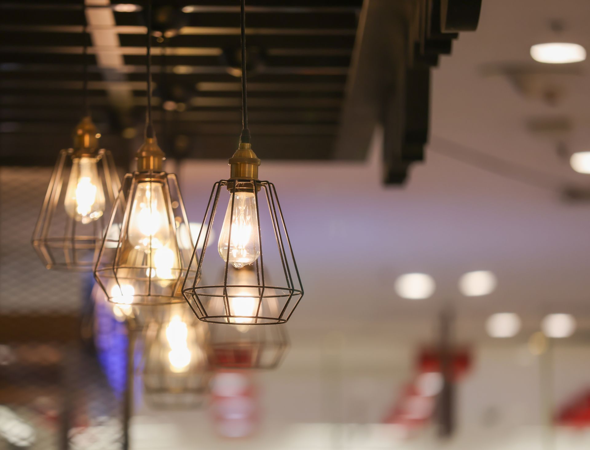 A bunch of light bulbs hanging from the ceiling