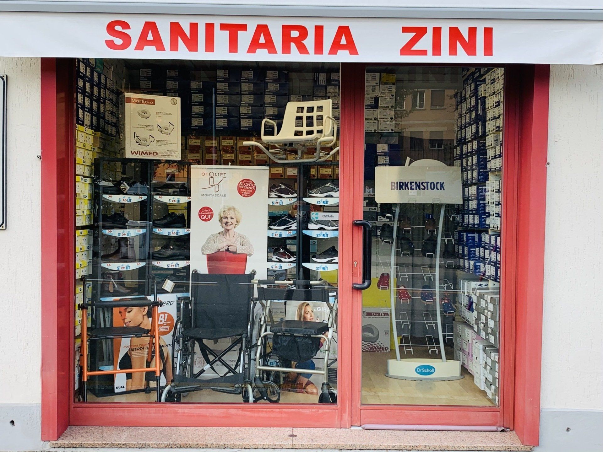 fisioterapista e paziente con tutore alla gamba