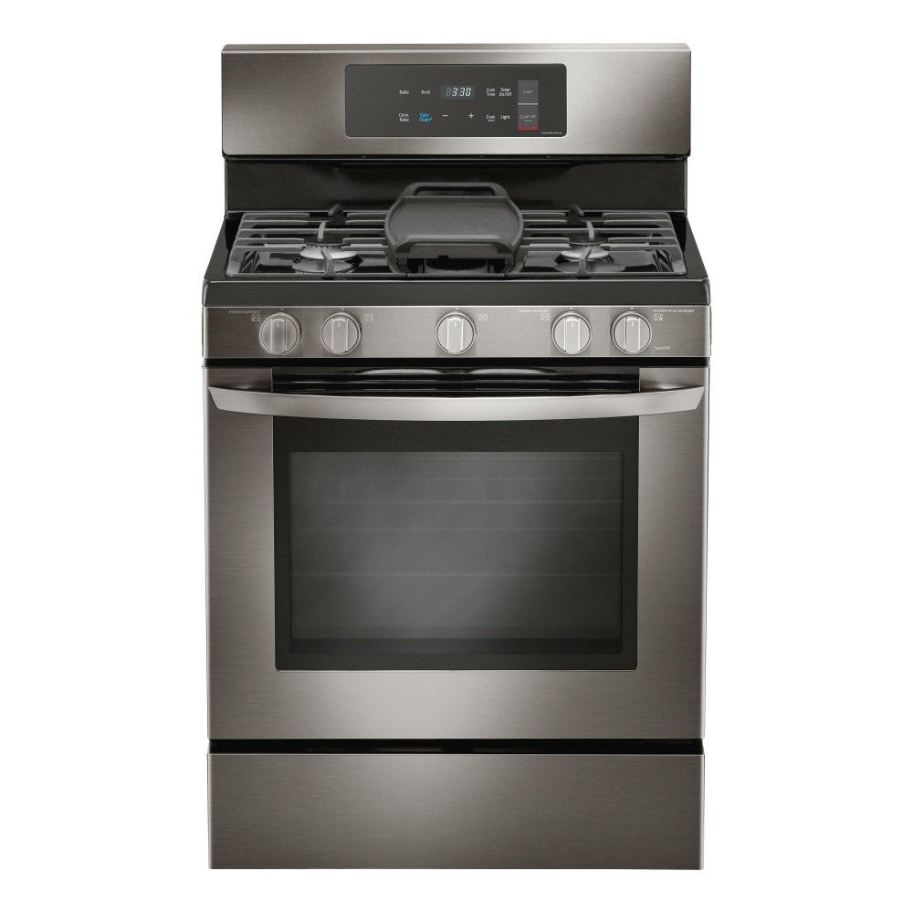 Une cuisinière en acier inoxydable avec quatre brûleurs et un four sur fond blanc.