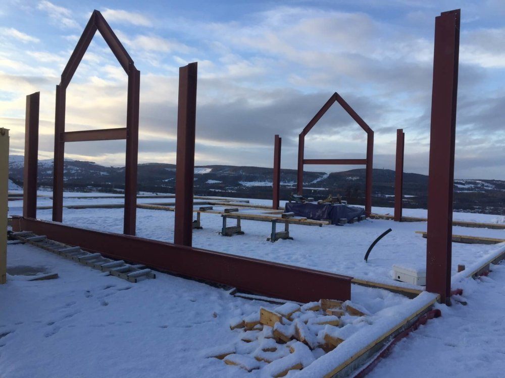 Building frame and foundations in snow