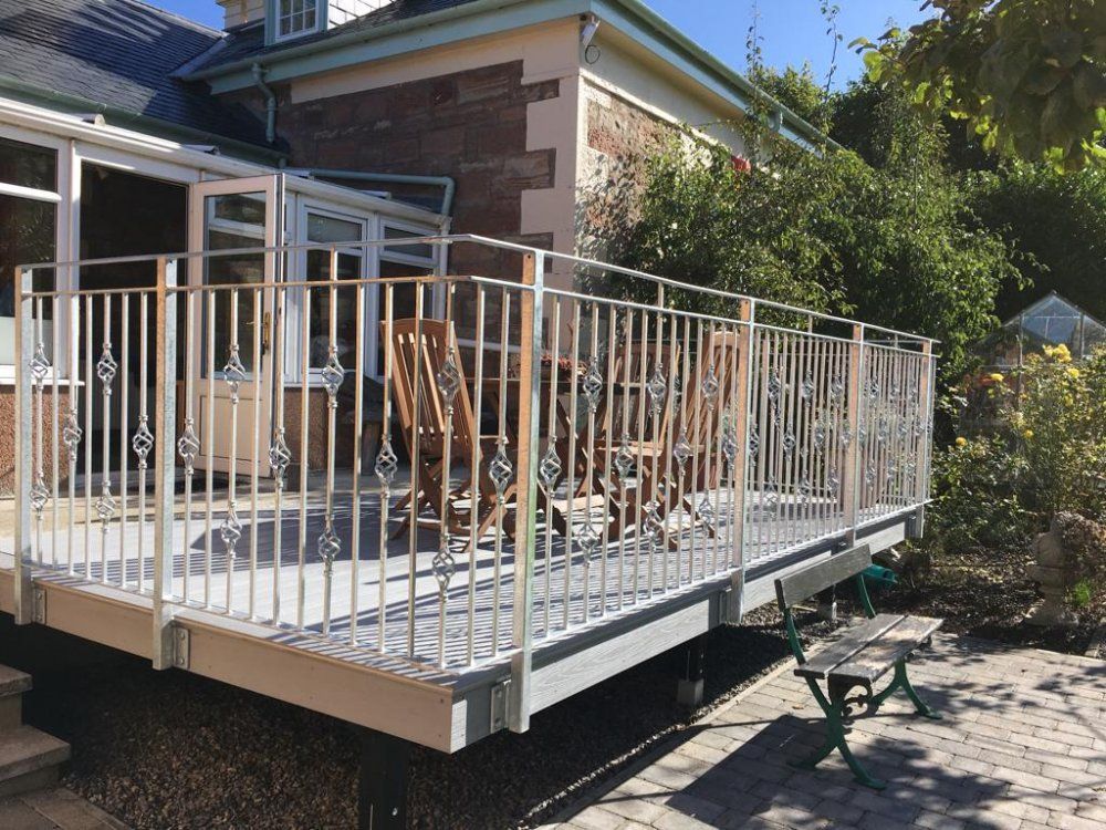 Overhanging railings