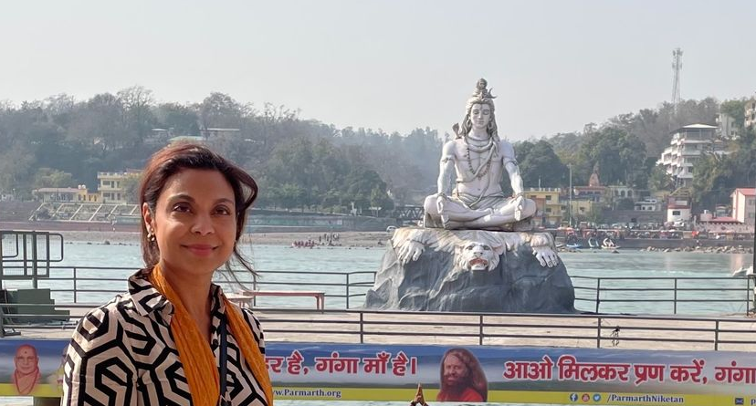 In Rishikesh, India, met de rivier de Ganges.