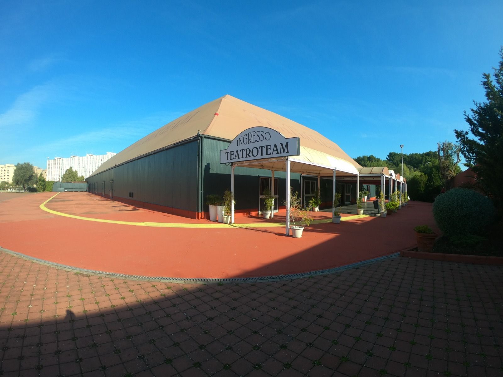 Un teatro con il tetto color cuoio, la scritta 