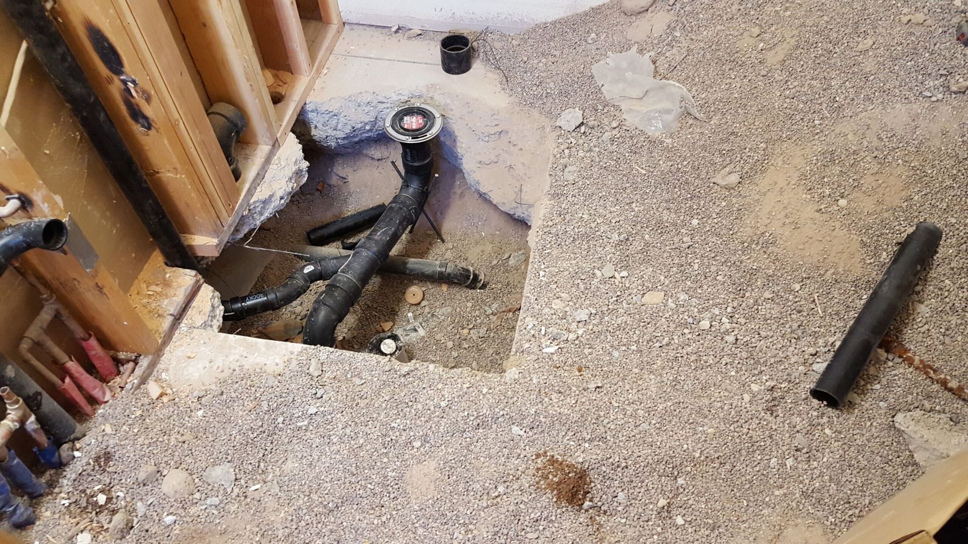 A bunch of pipes are laying on the ground in a room.