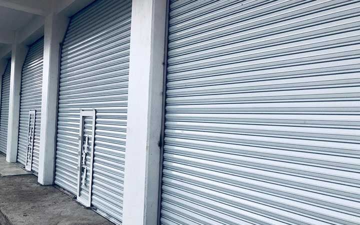 Una hilera de persianas blancas en un edificio.