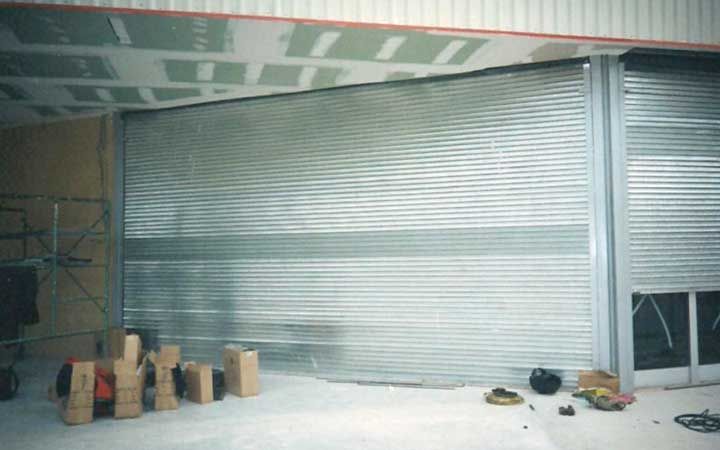 Un edificio en construcción con cajas en el suelo frente a él.