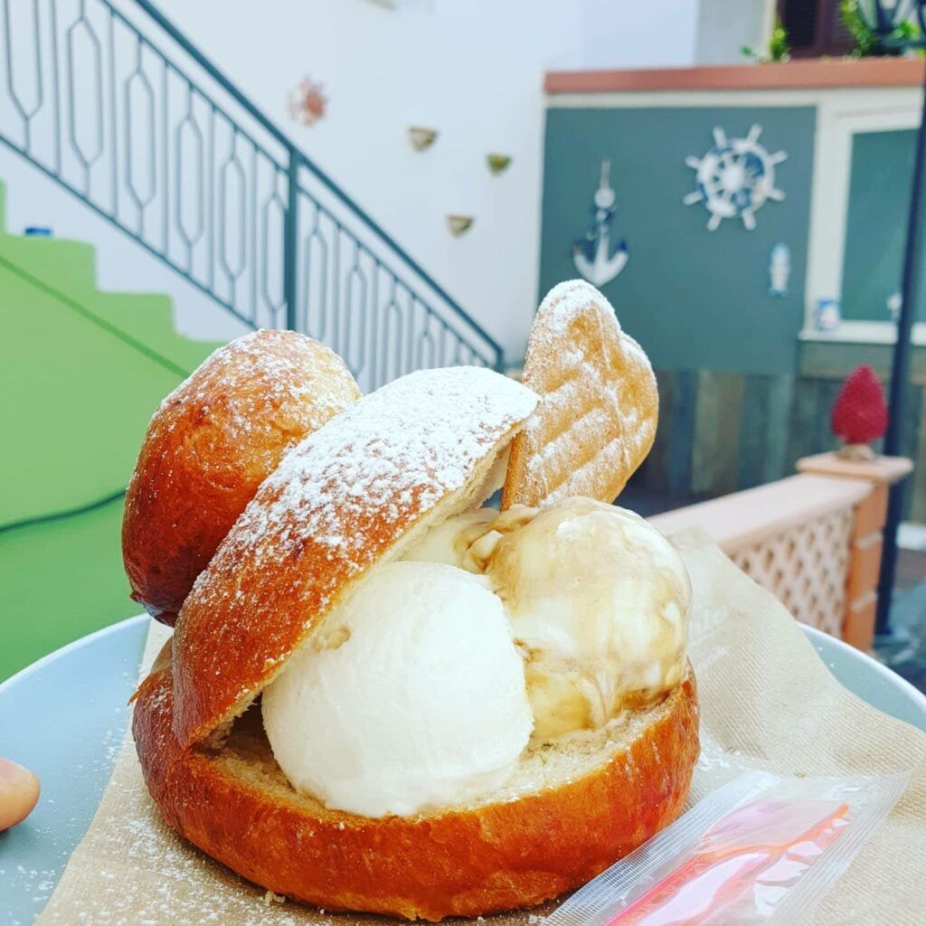 Un panino con gelato e zucchero a velo sopra