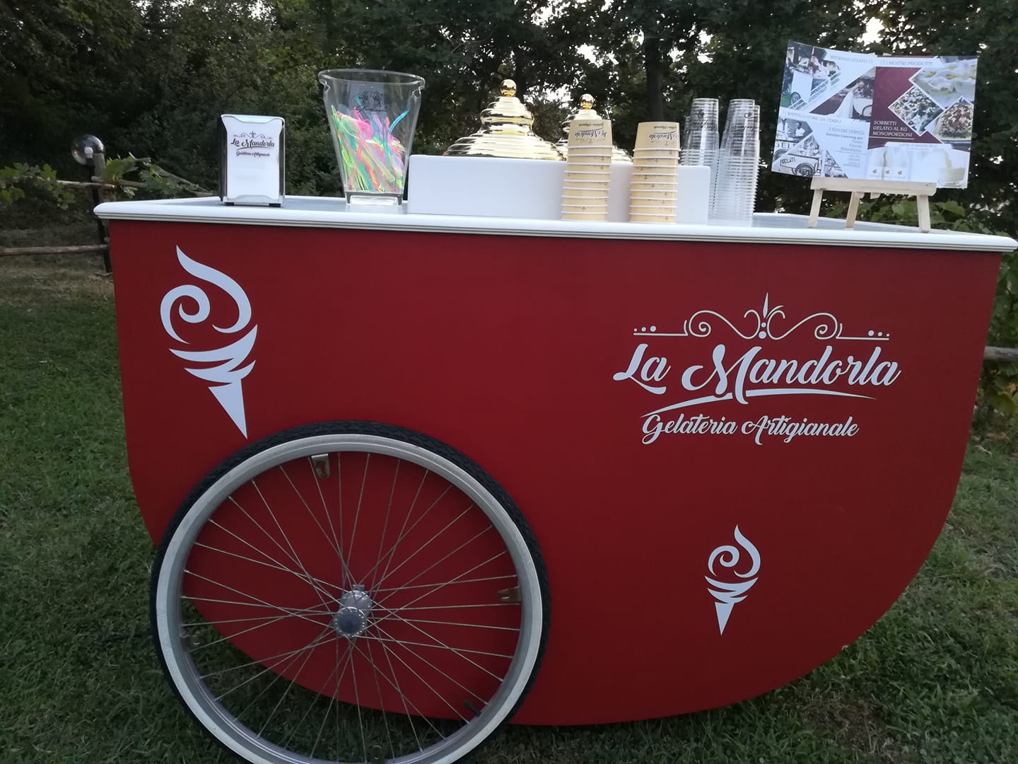 Un carro rosso con la scritta la mandorla sopra