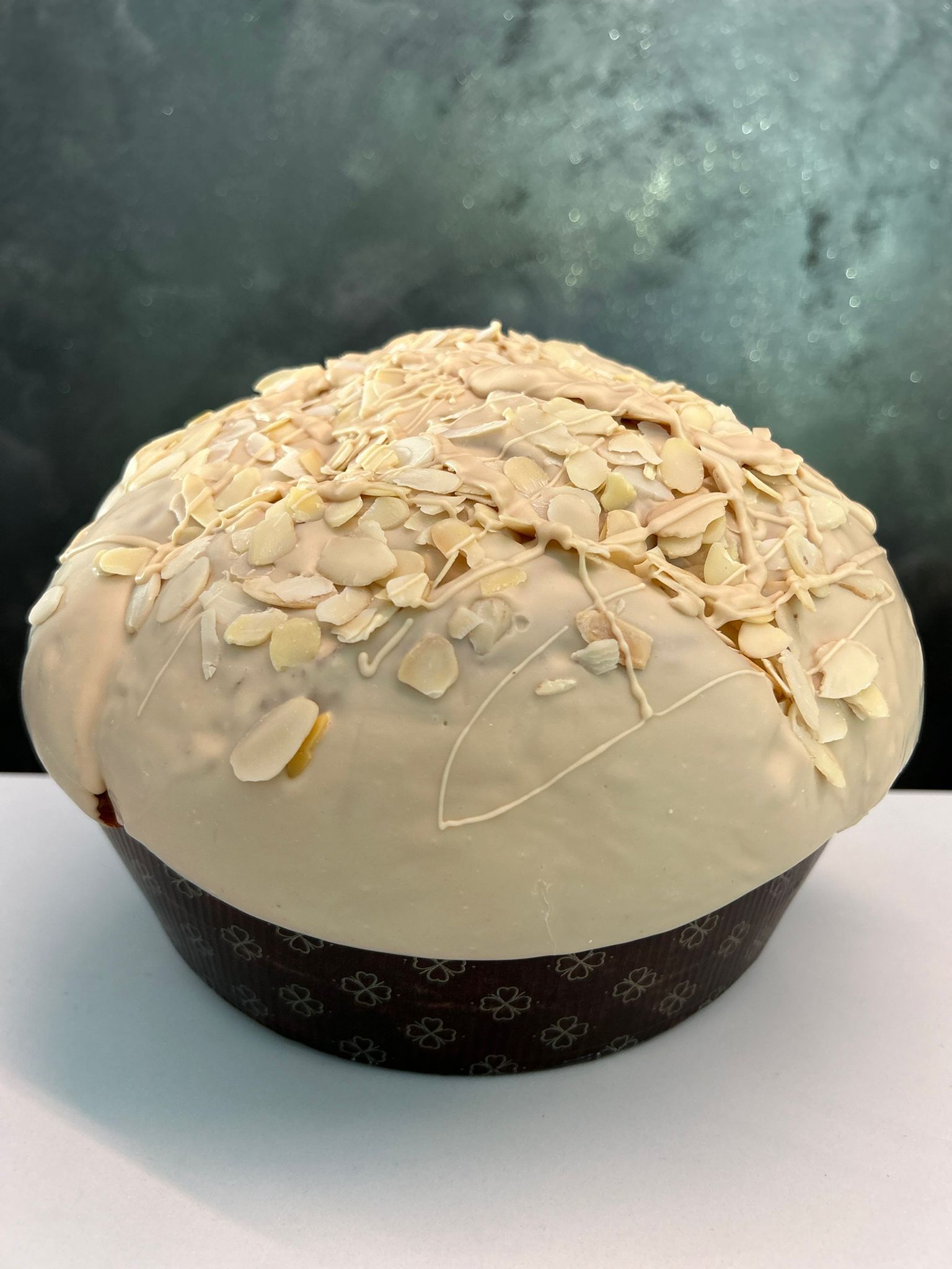 un panettone guarnita con delle mandorle sopra.