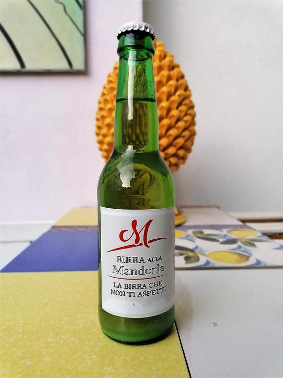 Una bottiglia verde con un'etichetta bianca che dice m sopra