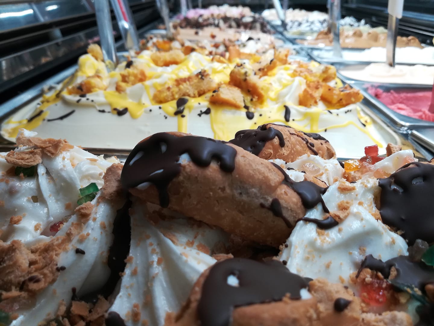 Una varietà di dessert sono esposti in un negozio