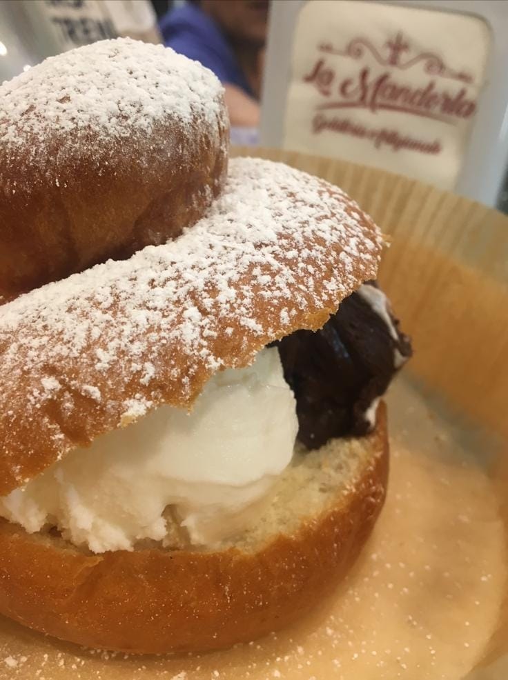 Un primo piano di un dolce con zucchero a velo sopra