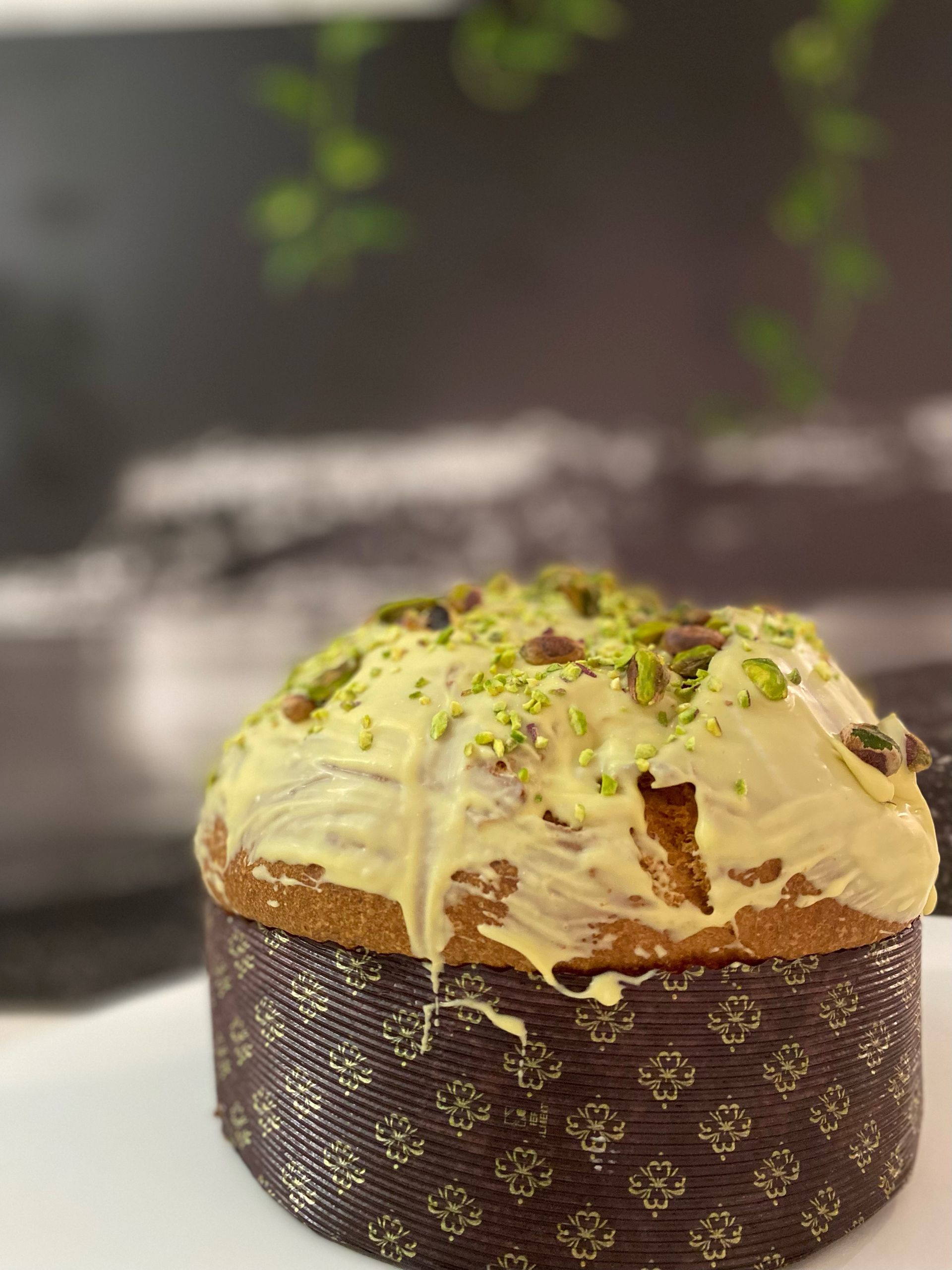 un panettone pistacchi sopra su un tavolo.