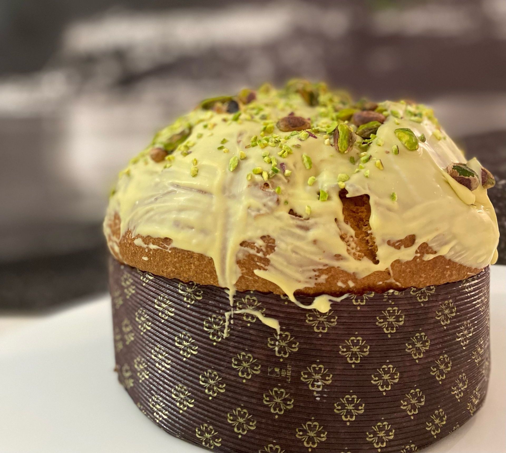 Un primo piano di un panettone con pistacchi sopra