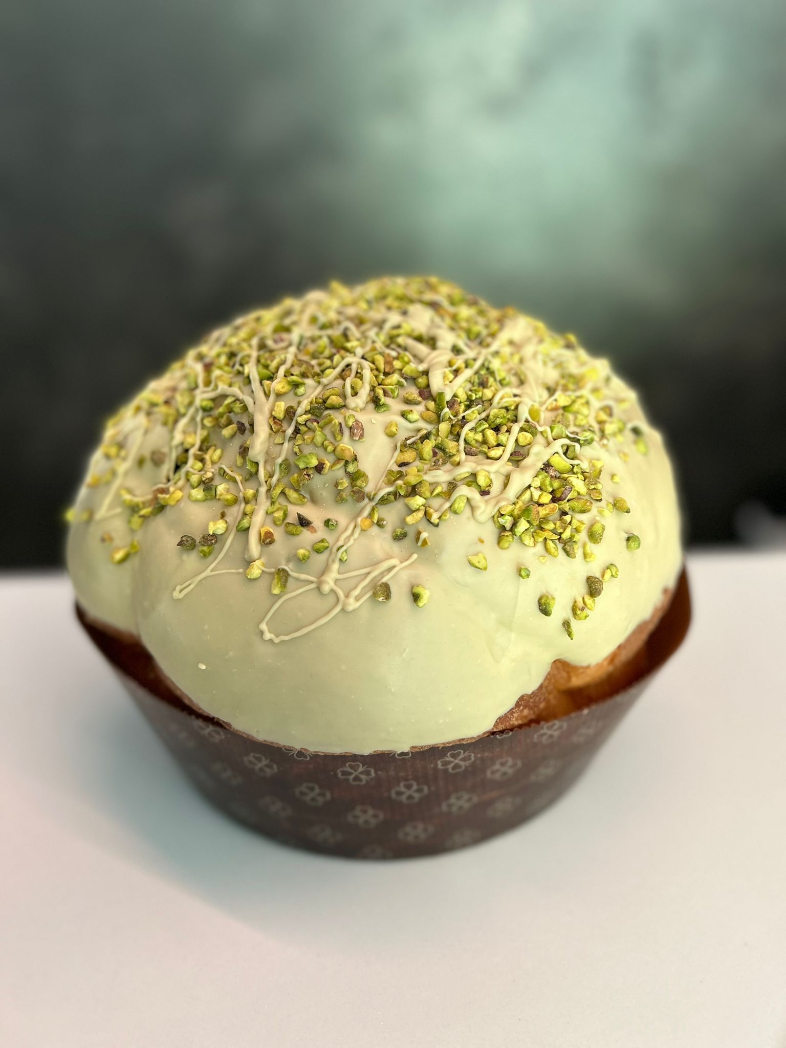 panettone con pistacchi sopra su un tavolo.