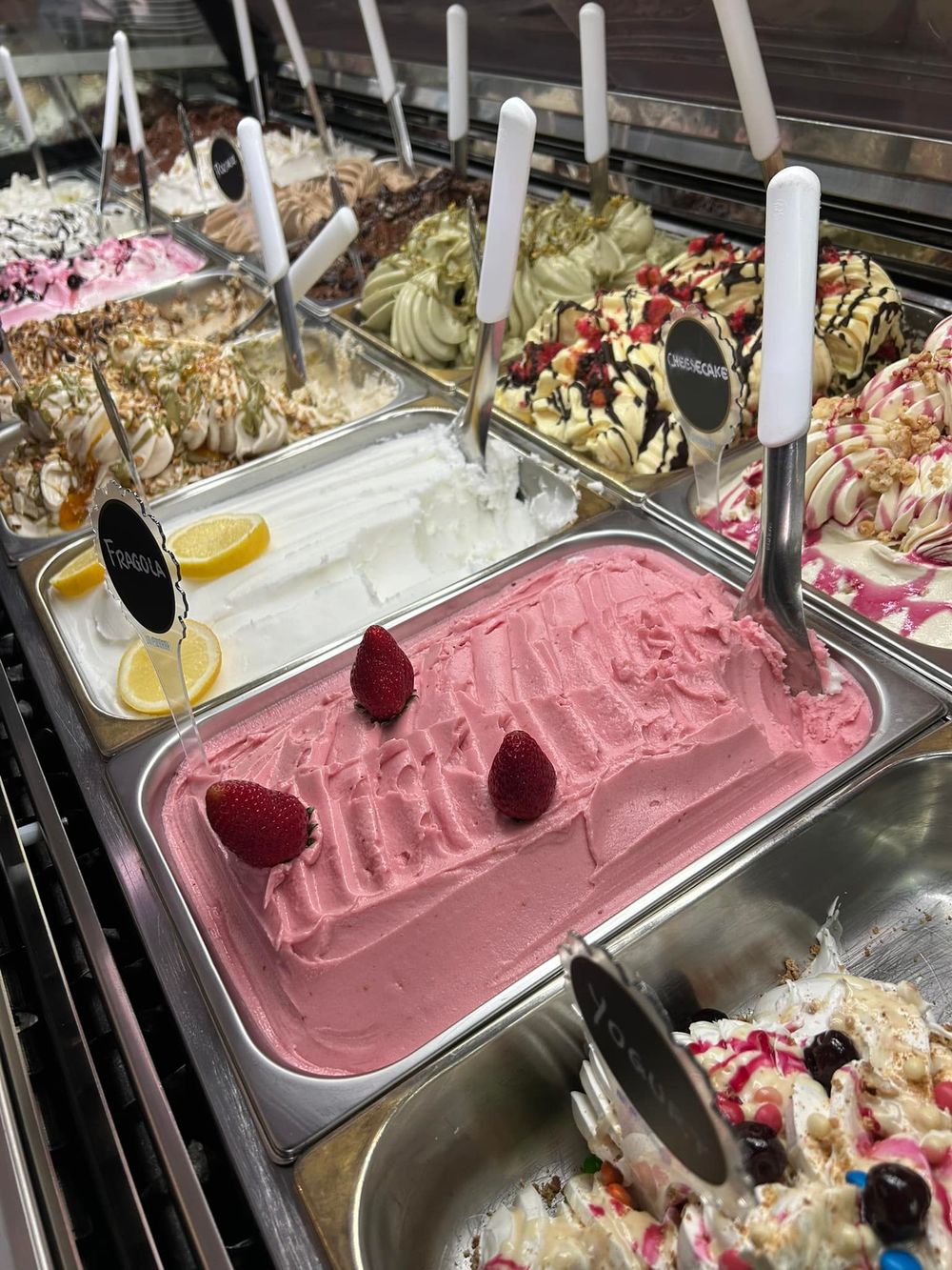 Una vetrina piena di tanti tipi diversi di gelato.