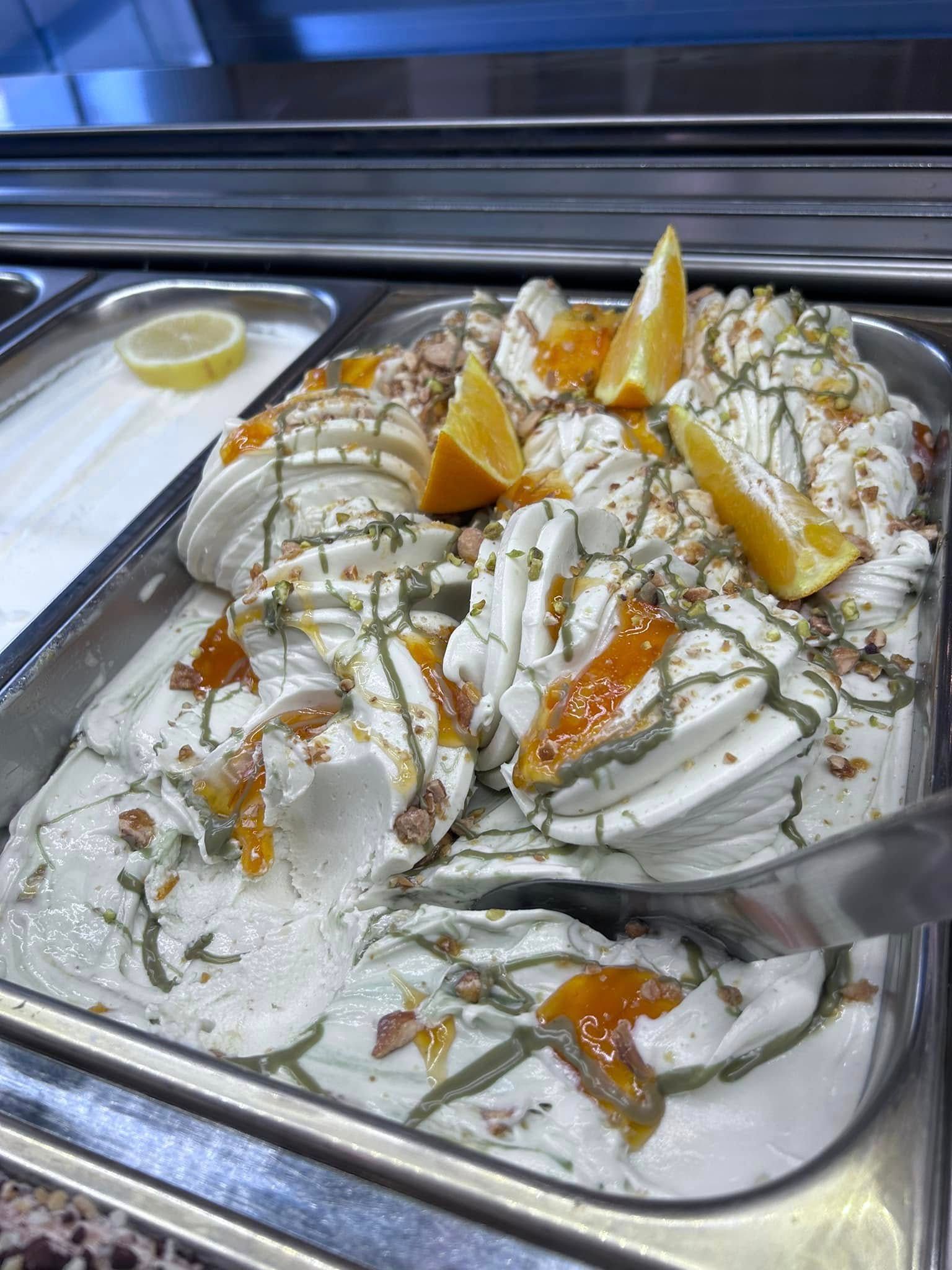 Una vaschetta di gelato con un cucchiaino dentro.