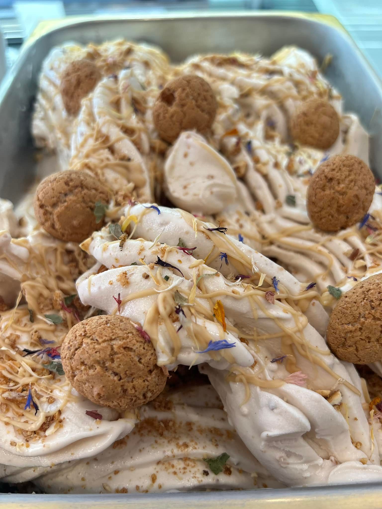 Un primo piano di una vaschetta di gelato con biscotti sopra.