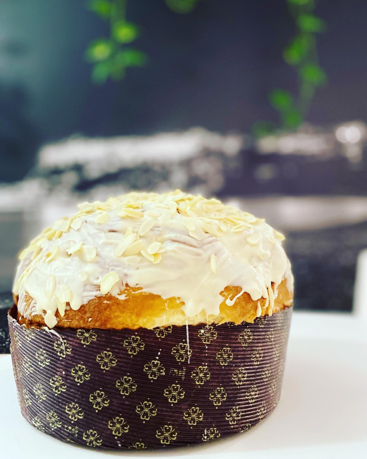 Un primo piano di un panettone su un tavolo