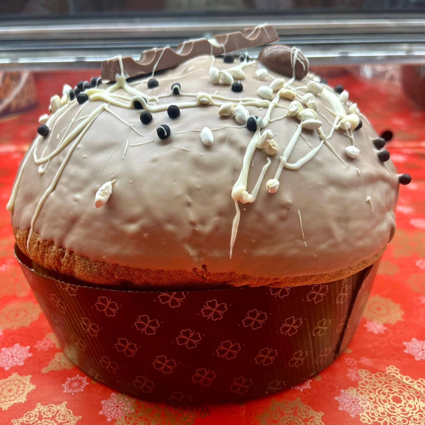un panettone con glassa al cioccolato e granella sopra