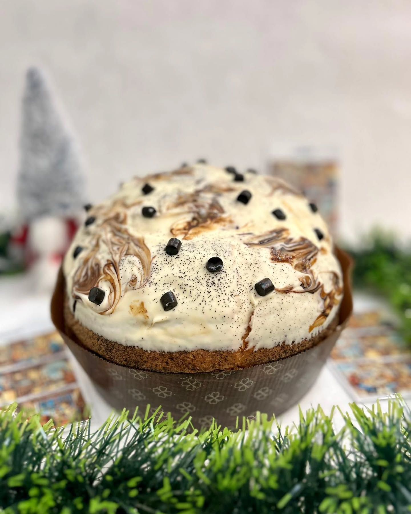 Primo piano di un panettone in una ciotola su un tavolo.
