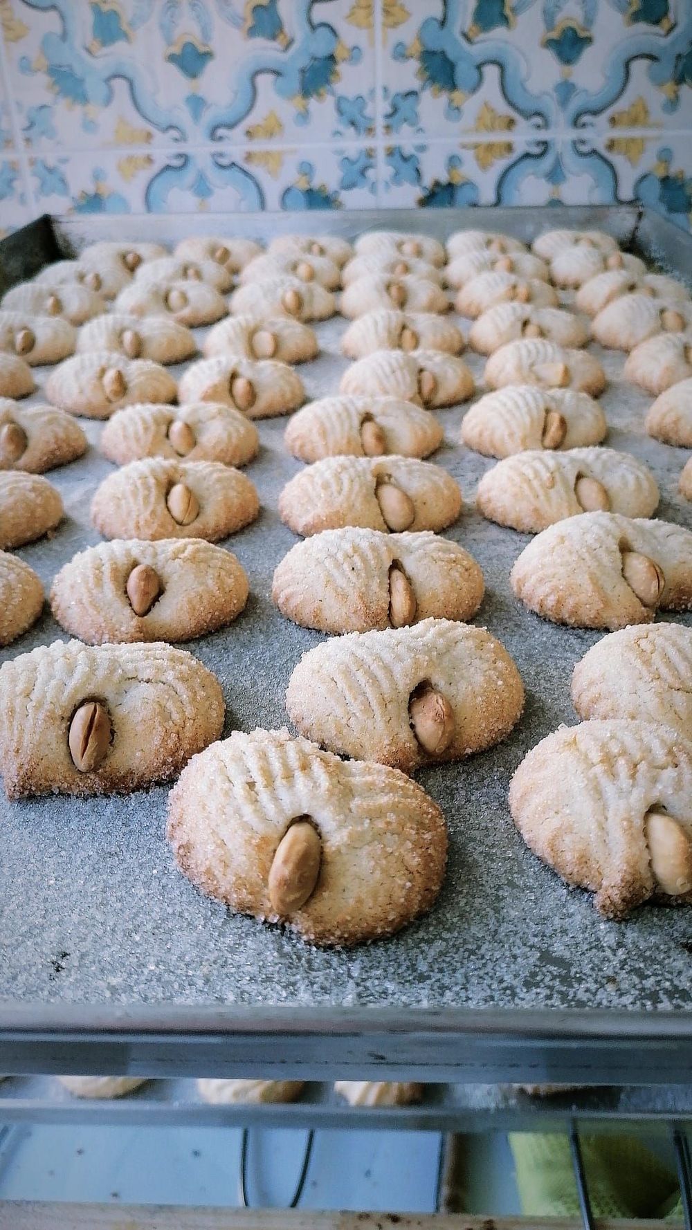 Un mucchio di biscotti sono sistemati sopra una teglia da forno.
