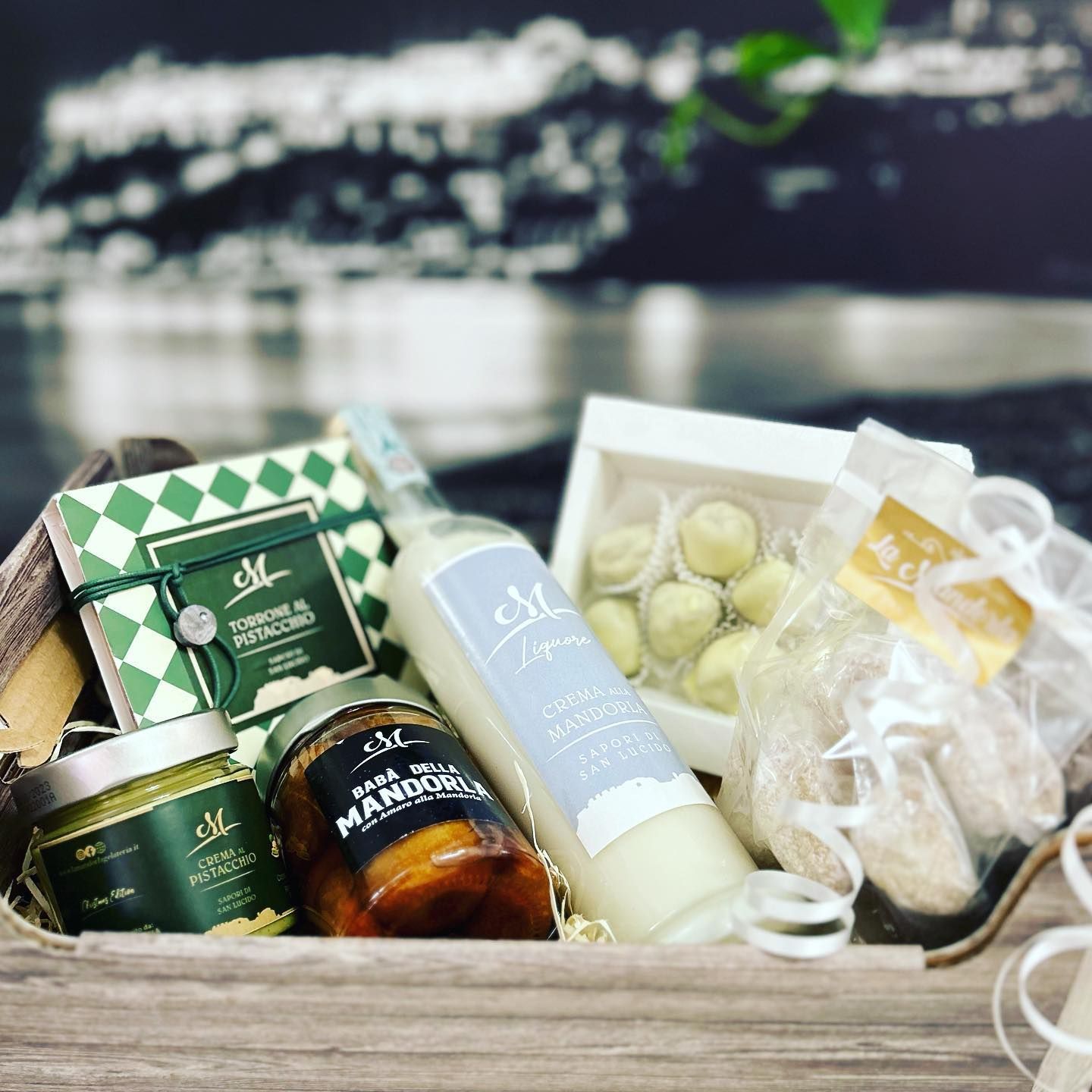 Una scatola di legno piena di bottiglie e barattoli di cibo