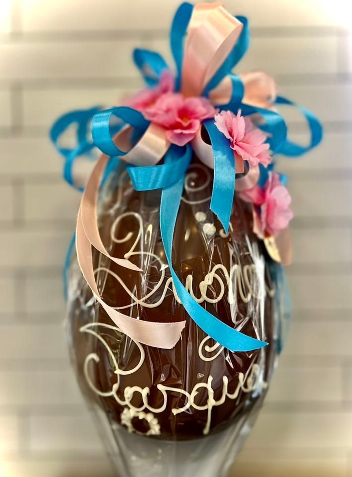Un uovo di cioccolato con la parola pasqua scritta sopra