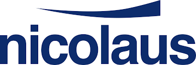 Logo di Nicoláus: testo blu scuro con uno swoosh blu sopra.