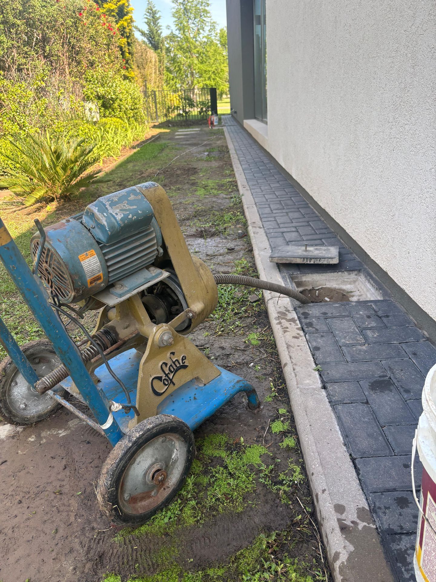 Una sierra de hormigón azul y amarilla en una pequeña pasarela al lado de un edificio.