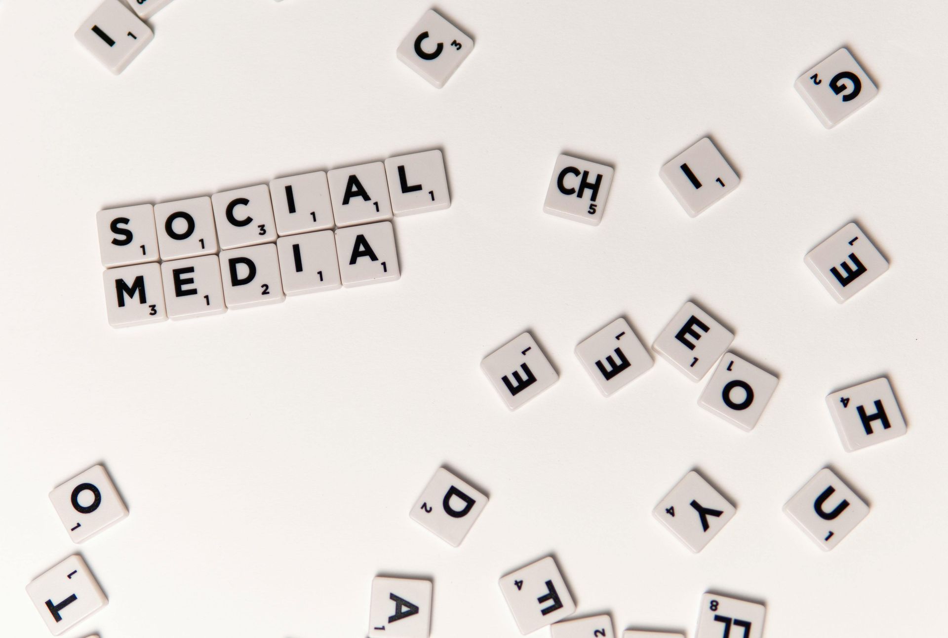 The word social media is written in scrabble tiles
