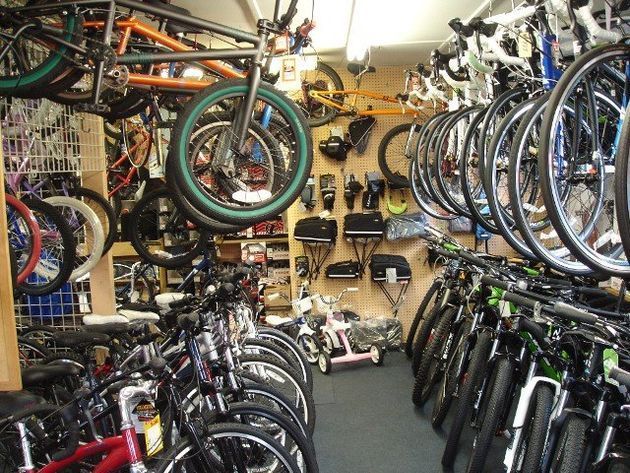 A bunch of bikes are lined up in a store