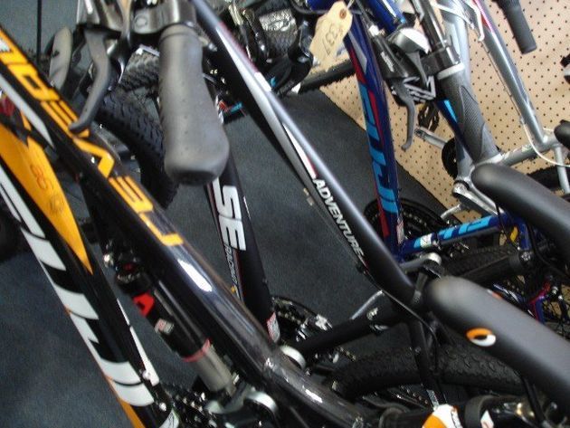 A row of bicycles with one that says se on it