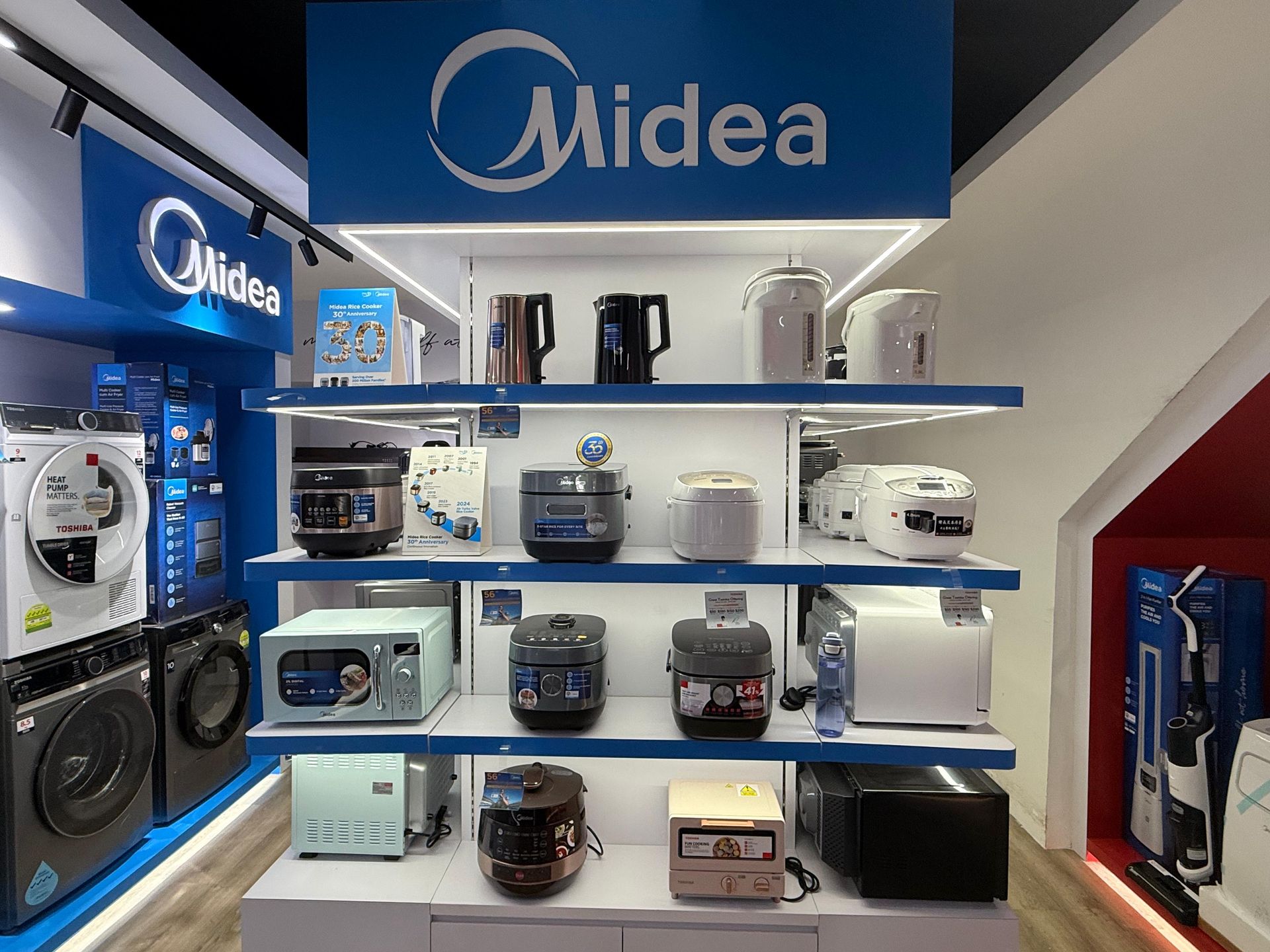 A store filled with lots of appliances and a sign that says midea.