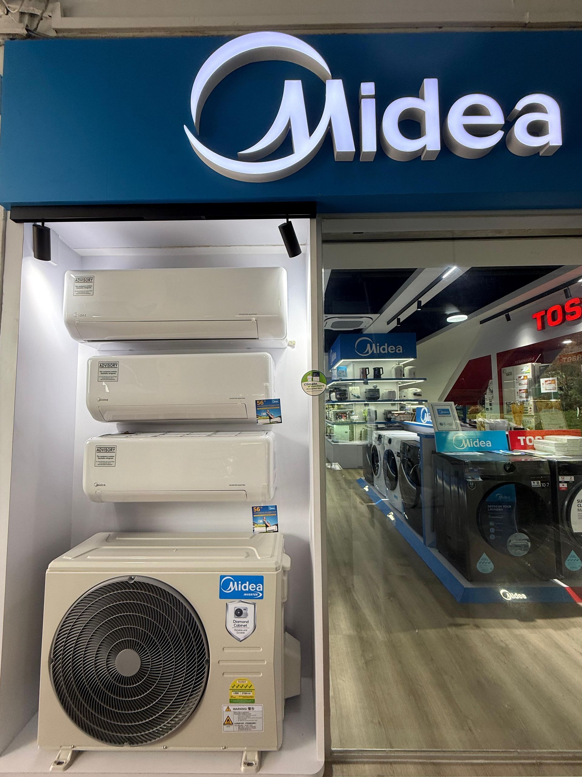 A store front with a sign that says midea on it