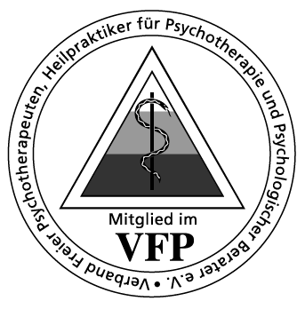 Ein kreisförmiges Logo mit einem zentralen Dreieck, das einen von einer Schlange umwundenen Stab enthält, auf dem 