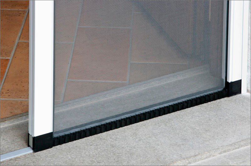 zanzariera scorrevole con guida a terra