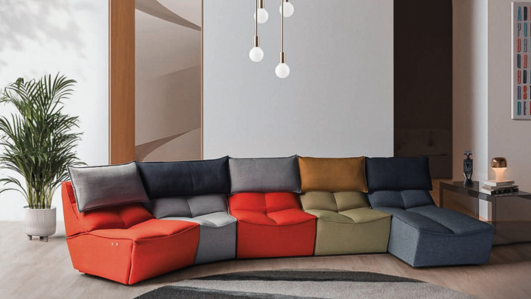 divano in pelle marrone