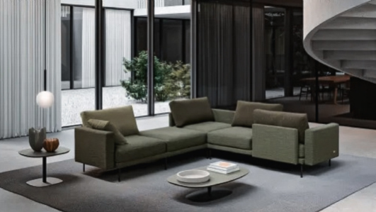 divano in tessuto raffinato chiaro