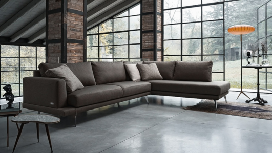 divano grande bianco