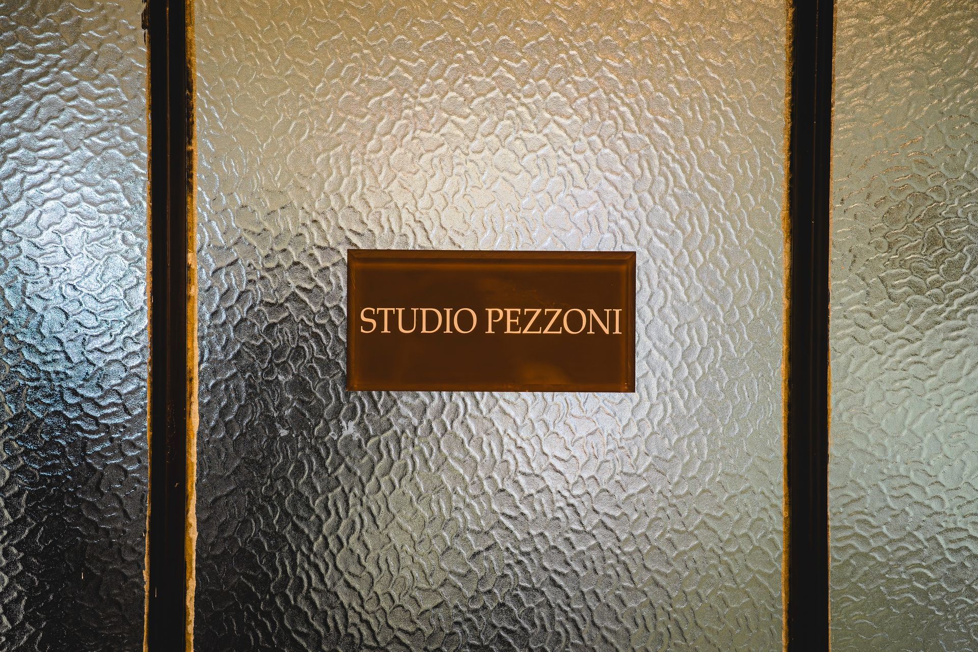 L'insegna su una porta in vetro testurizzato riporta la scritta 